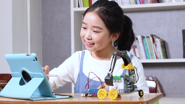 교구놀이와 스마트교육 중인 여자 초등학생 동영상 (JKR200086) - 게티이미지뱅크