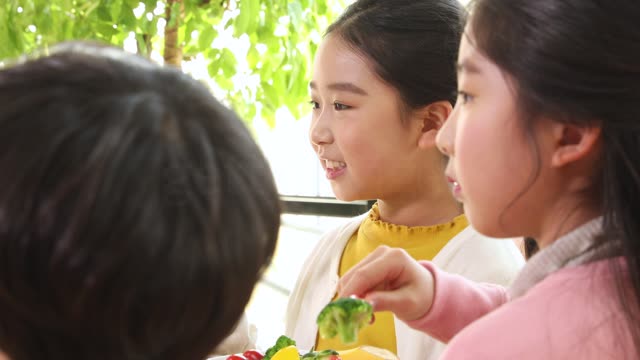 친구들과 간식 먹는 여자 초등학생 동영상 (JKR200090) - 게티이미지뱅크
