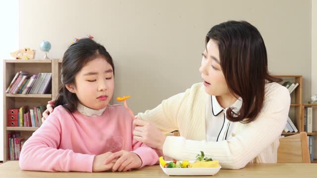 편식하는 여자 초등학생과 야채 권하는 선생님 동영상 (JKR200100) - 게티이미지뱅크