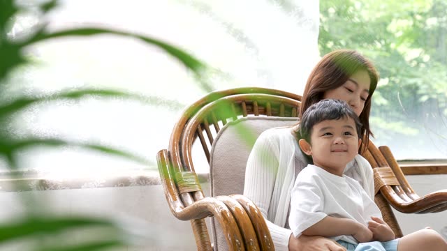 교감 가족 엄마 무릎에 앉아있는 아들 모습 동영상 (JKR213156) - 게티이미지뱅크