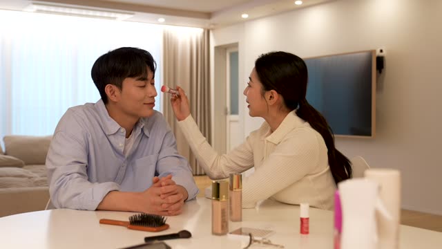 집 커플 메이크업 뷰티 화장해 주는 젊은커플 부부 모습