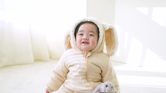 영유아 9개월 아기 활짝 웃는 모습