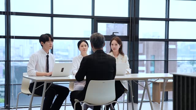 Senior employment - Senior applicants and interviers in interview 동영상 (JKR231124) - 게티이미지뱅크